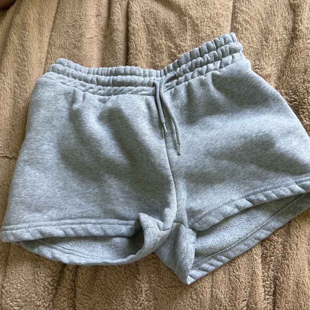 ATHLETIC AND COMFY SHORTS WOMEN